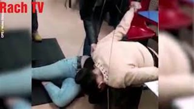 امرأة تقضم أذن صديقتها في محل كباب (فيديو وصور)