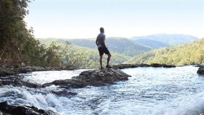 بالفيديو والصور.. سياح يعرضون حياتهم للخطر أعلى شلال