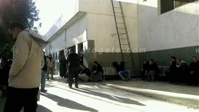 أهالي ضحايا حادث كفر الدوار أمام مشرحة دمنهور: 