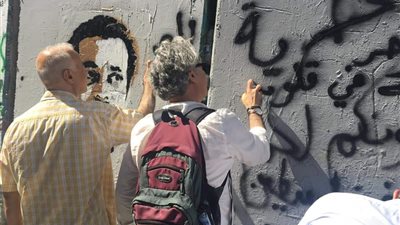 الروائيون العرب يدعمون قضية فلسطين بالرسم على الجدار العازل