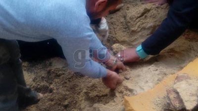 التفاصيل الكاملة لاكتشاف أواني فخارية تعود للعصر المتأخر بعين شمس (صور)