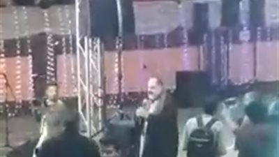 خالد الصاوي بـ«الجلباب والشال» في زفاف جماعي لـ80 عروسا بأسيوط