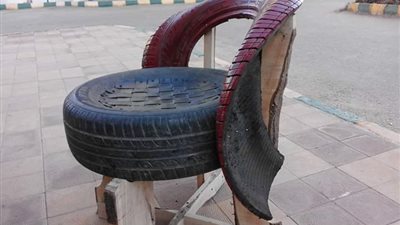 الوادي الجديد تنفذ مقاعد ومناضد من إطارات السيارات (صور)
