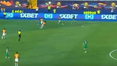 رياض محرز يهدر هدفا محققا للجزائر في كوت ديفوار (فيديو)