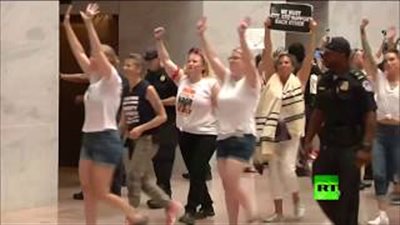 لحظة اعتقال أكثر من 500 امرأة احتججن على سياسة ترامب (فيديو)