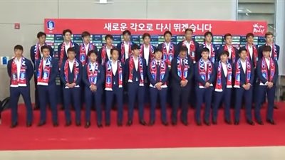 جماهير كوريا الجنوبية تستقبل اللاعبين بالبيض ( فيديو)