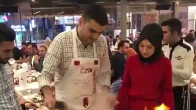 طاهي يفاجأ فتاة بهدية غير متوقعة أمام حبيبها (فيديو)