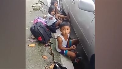 لقطات صادمة لأطفال يدخنون السجائر (فيديو)