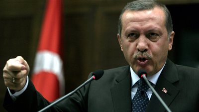 «أردوغان ينتقم» من قادة الانقلاب العسكري.. اعتقال 1500 من المتورطين في العملية.. يقبض على 754 شخصا من «الكيان الموازي».. يعفي 29 «كولونيل» من منصبهم بالجيش.. ومقتل 16 ضاب