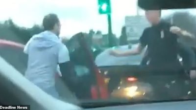 سائق يدرك خطأه بعد الدخول في «خناقة» ليست في صالحه (فيديو وصور)