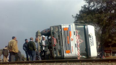 إصابة شخصين في انقلاب سيارة نقل بطريق القصير