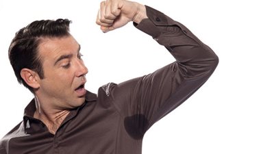 طريقة التغلب على مشكلة ظهور «بقع العرق» في الملابس