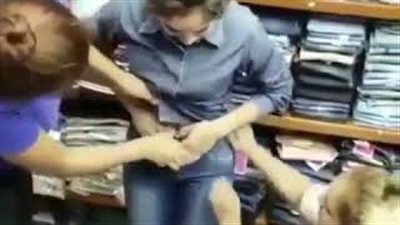 نهاية مروعة لفتاة سرقت محل ملابس (فيديو)