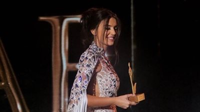 ملكة جمال لبنان بيرلا حلو تخطف الأنظار بفستانها في مهرجان «بياف»