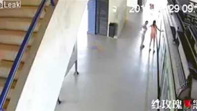 لقطات مرعبة لمصرع امرأة تحت عجلات قطار (فيديو)