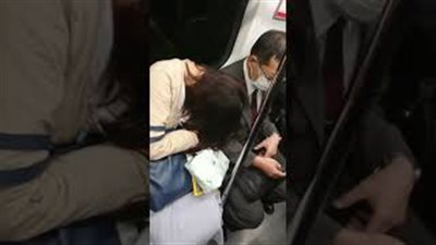 رد فعل رجل نامت فتاة بجانبه داخل المترو (فيديو)