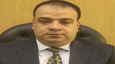 محافظ الفيوم يلتقي سكان إحدى العمارات المتصدعة بـ«دمو»