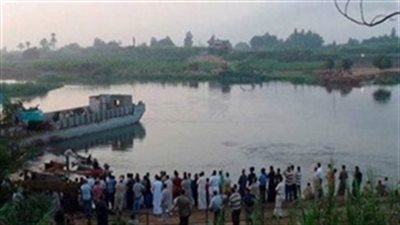 انتشال سيارة نقل محملة بالأسمنت بعد سقوطها بمعدية بالإسماعيلية