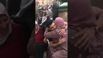 رد فعل أم فاجأها ابنها في مسجد الحسين (فيديو)