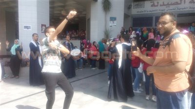 بالفيديو والصور.. المزمار البلدي يفتتح الـ«fun day» بصيدلة عين شمس