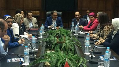 وزير الصحة يجتمع بشباب الأطباء للاستفادة منهم بمشروع التأمين الجديد