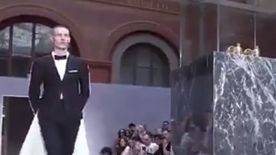 أغرب تصميم لفستان وبدلة في آن واحد (فيديو)