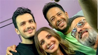 أنغام وزوجها مع حماقي في كواليس حفله بالسعودية