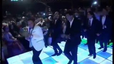 بالفيديو.. عريس يشعل حفل زفافه برقصة جماعية مع أصدقائه