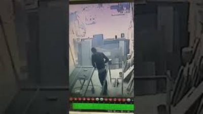 لحظة تعرض عامل لحادث مروع أثناء عمله (فيديو)