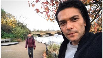 آسر ياسين ينشر صورة جديدة من لندن