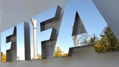 «فيفا» يقرر احتساب منع دخول كرة المرمى بـ«اليد» هدفا