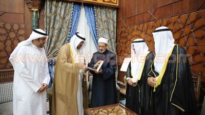 هيئة القرآن الكريم تهدي شيخ الأزهر أول نسخة من مصحف الكويت