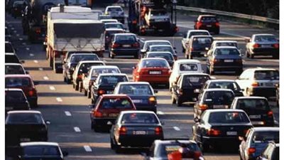 كثافات مرورية بسبب انقلاب سيارة أعلى دائري الوراق