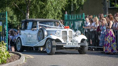 طلاب يثيرون ضجة بطريقة وصولهم إلى حفل تخرجهم (صور)