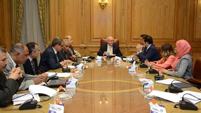 «الإنتاج الحربي» قلعة الصناعة الحديثة.. العصار يبحث مع عدد من الشركات تصنيع الأجهزة الإلكترونية.. خطة جديدة لتوطين صناعة الهواتف المحمولة والتابلت..ورئيس «لافا»: مصر تمتلك الخبرة و