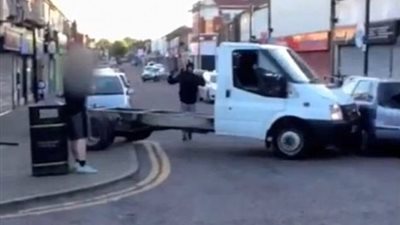 شاحنة تحطم واجهة مطعم وسط تشجيع المارة (فيديو وصور)