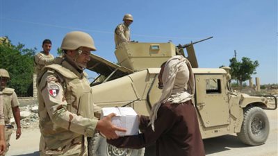 بالصور.. الجيش يوزع حصصا تموينية مجانية على قرى شمال سيناء