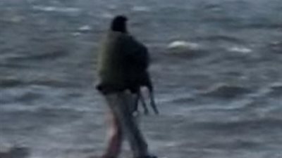 بالصور.. لقطات مروعة لرجل يرمي كلبا في بحر هائج