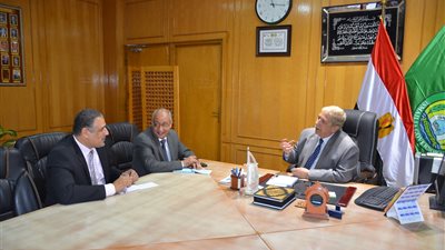 محافظ الإسماعيلية يناقش آليات التعامل مع الأبراج السكنية المخالفة