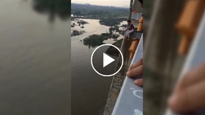 لحظة انتحار امرأة من فوق جسر في فيتنام (فيديو)