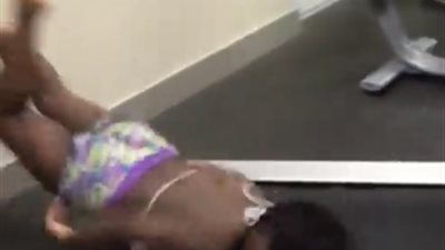 نهاية مروعة لفتاة تركض على المشاية الكهربائية (فيديو)