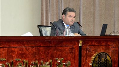 وزير قطاع الأعمال يبحث تطوير وإعادة هيكلة الشركات القابضة