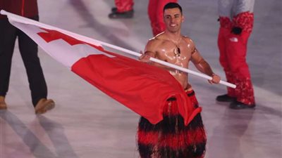 حامل علم تونغا في الأولمبياد يثير الجدل للمرة الثانية