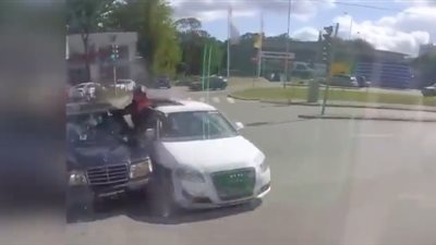 لحظة نجاة أشخاص من حوادث مروعة (فيديو)