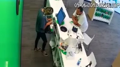 لص يعتدي على بائعة داخل متجر بـ«رذاذ الفلفل» بهدف السرقة (فيديو)