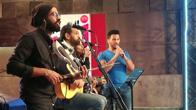 بالصور.. فريق بساطة يشعل حماس الجمهور على مسرح داليدا