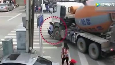 لقطات مروعة للحظة دهس شاحنة فتاة ومصرعها (فيديو)