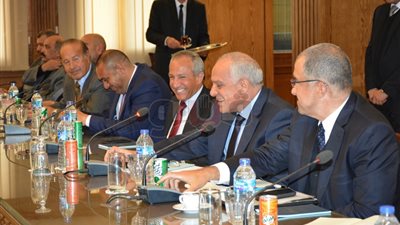 محافظ الجيزة يبحث مع 25 رجل أعمال ضخ استثمارات جديدة (صور)