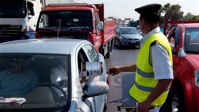 حملات توعية لقائدي السيارات على الطرق السريعة بذكرة 30 يونيو (صور)