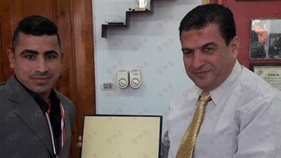 رئيس فاقوس بالشرقية يُكرم بطلا رياضيا من ذوي القدرات الخاصة